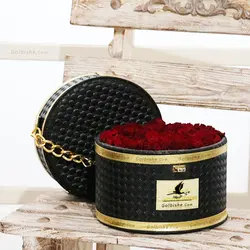 جعبه گل مروارید سیاه گل های میخک قرمز