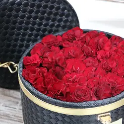 جعبه گل مروارید سیاه گل های میخک قرمز