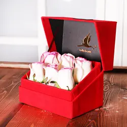 جعبه گل لاوین مدل ۶ شاخه گل رز هلندی لب صورتی