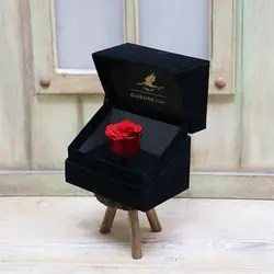جعبه گل لاوین مشکی با گل رز جاودان قرمز