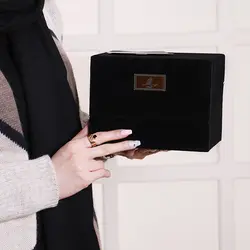 جعبه گل لاوین مشکی با گل رز جاودان رنگین کمان