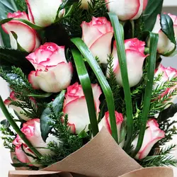 دسته گل رز هلندی لب ماتیکی ۱۵،۱۱،۷ شاخه ( به همراه جعبه و بسته بندی )