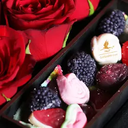 جعبه گل و پاستیل 3 شاخه رز هلندی