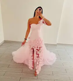 پیراهن دکلته دنباله دار صورتی تور و کرپ با رز های حریر