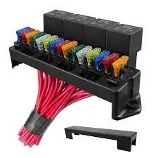 جعبه رله روی گلگیر راست ایساکو 10/23 با شماره فنی 2080300603