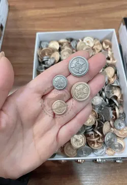 دكمه فلزى طرحدار رنگ ثابت