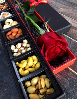 باکس هدیه گل و تنقلات یلدایی