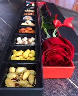 باکس هدیه گل و تنقلات یلدایی