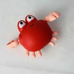 عروسک کوکی بازی در حمام خرچنگ آبی