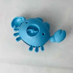 عروسک کوکی بازی در حمام خرچنگ آبی