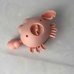 عروسک کوکی بازی در حمام خرچنگ آبی