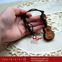 گردن آویز چوبی طرح گیتار