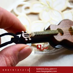 گردن آویز چوبی طرح گیتار