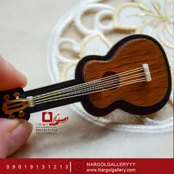 گردن آویز چوبی طرح گیتار