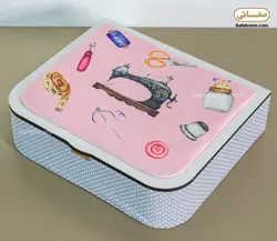جعبه و وسایل خیاطی طرح چرخ خیاطی و لوازم صورتی - صفاهوم