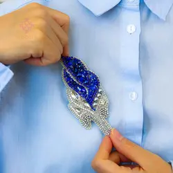 سنجاق ‏سینه طرح پر آبی