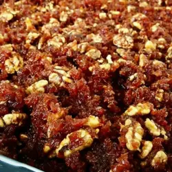 حلوا هویج گردویی ویژه سادات با بسته بندی پلاستیکی بهداشتی نیم کیلویی