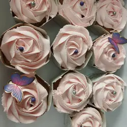 کاپ کیک کدو حلوایی خانگی با تزیین خامه با عطر بی نظیر دارچین و هل و جوز هندی به صورت پس کرایه و با پیک جدید