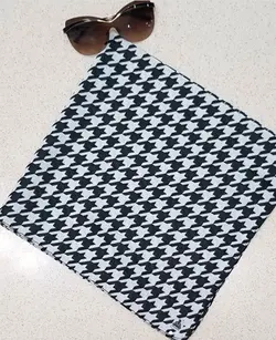 روسری نخی مینی اسکارف طرح حاشیه دار قواره 70 - فروشگاه شاهیوا