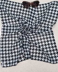 روسری نخی مینی اسکارف طرح حاشیه دار قواره 70 - فروشگاه شاهیوا