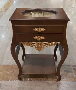 کنسول قاشق و چنگال کنار سالنی