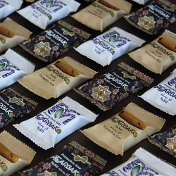 گز لقمه عسلی و ترنجبينی 50% مغز پسته آرباکو (جعبه سفارتی طرح کورش)