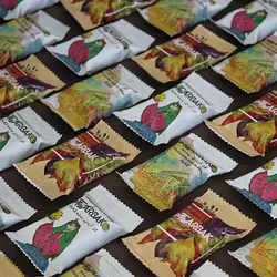 گز لقمه عسلی و ترنجبينی آردی 42% مغز پسته آرباکو (جعبه کلاسیک طرح آبرنگی)