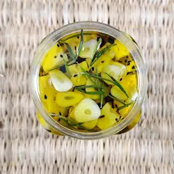پنیر طعم دار در روغن زیتون؛ پنیر پرورده در روغن زیتون