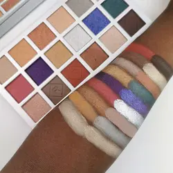 پالت سایه رولوشن مدل Soft Glamour Eyeshadow Palette Jewel Glow (تم نقره ای)