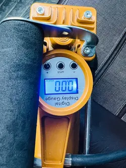 پمپ باد فندکی دیجیتالی چراغ دار digital disply gauge