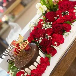 باکس گل و کیک طناز - سفارش آنلاین گل و کیک لاکچری برای تولد