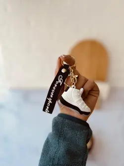 جاسوییچی کتونی سفید