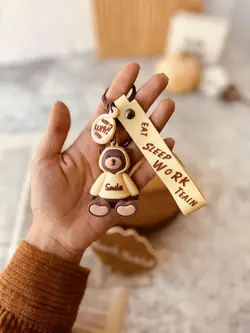 جاسوییچی خرس هودی پوش نشسته