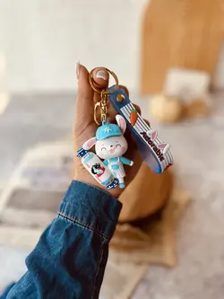 جاسوییچی خرگوش شکلات به دست