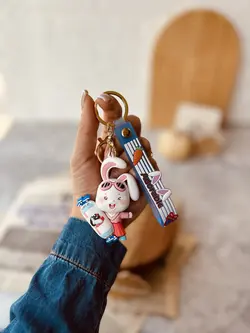 جاسوییچی خرگوش شکلات به دست