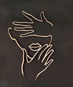 تاپر دست روی چهره