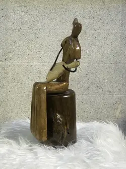 مجسمه چوبی گیتار زن