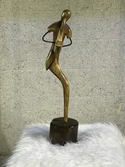 مجسمه چوبی ترومپت زن