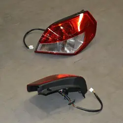 چراغ عقب راست روی گلگیر