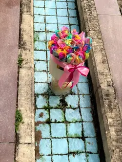 باکس چرمی استوانه ای قرمز | گل رز اتوپیا هلندی | 20 شاخه