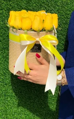 باکس چرمی استوانه ای قرمز | گل رز زرد هلندی | 20 شاخه