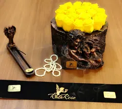 مجسمه آغوش عشق مشکی برنز | گل رز رنگین کمانی هلندی | 20 شاخه