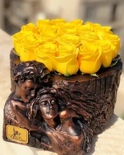 مجسمه آغوش عشق مشکی برنز | گل رز زرد هلندی | 20 شاخه