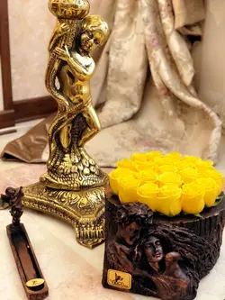 مجسمه آغوش عشق مشکی برنز | گل رز صورتی هلندی | 20 شاخه