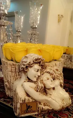 مجسمه آغوش عشق شیری | گل رز زرد هلندی | 20 شاخه