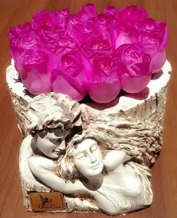 مجسمه آغوش عشق شیری | گل رز فیستا هلندی | 20 شاخه