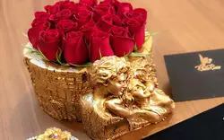 مجسمه آغوش عشق طلایی | گل رز آبی هلندی | 20 شاخه