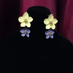 گوشواره طرح گل دو رنگ