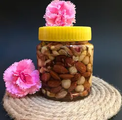 نیم کیلو عسل آویشن به همراه چهارمغز ایرانی تازه کد 40235