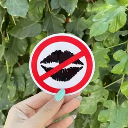 برچسب خودرو طرح بوسیدن ممنوع کد 9011 | زینو اسپرت